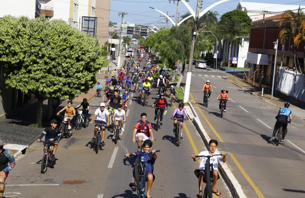 Passeio ciclístico reúne centenas de pessoas em Catalão