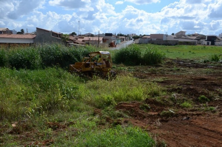 Limpeza de lotes baldios volta a ser feita no bairro Santa Helena