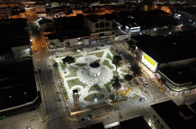 Totalmente reconstruída, Praça Getúlio Vargas é entregue à comunidade catalana