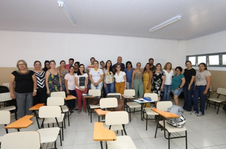 Educadores da rede municipal participam de atividade coletiva durante esta semana em Catalão 